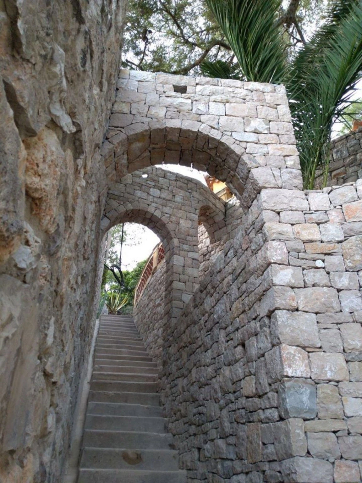 Arco e scala in pietra